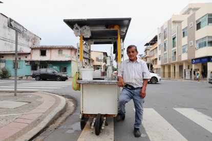 Su familia. ‘Salserín’ es un ícono de los granizados en el Puerto Principal. A pesar de haber perdido a sus hijos y vivir solo, don Mario encuentra en sus clientes la familia que el oficio le regaló.