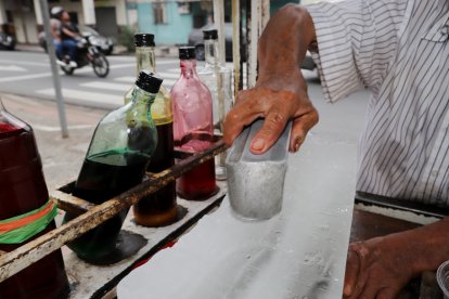 El arte del buen raspado. Don Mario rechaza las máquinas modernas porque “esas se dañan”; lo suyo es pura destreza.