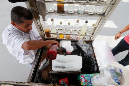 De jipijapa a la urbe porteña. Desde los años 80, el comerciante prepara su sus sabores de manera artesanal, con historia que nace de hervir la fruta real, sin químicos.