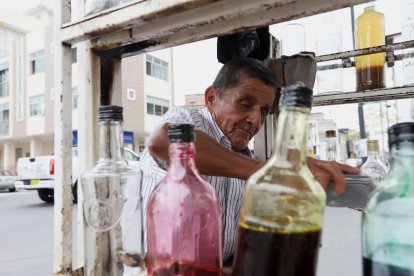 Compañero de ‘mil batallas’
 En Guayaquil, esta es una tradición que perdura por la resistencia de un hombre que prefiere el trabajo 
duro a la jubilación. Su carrito, más que su herramienta de trabajo, es su compañero de vida.