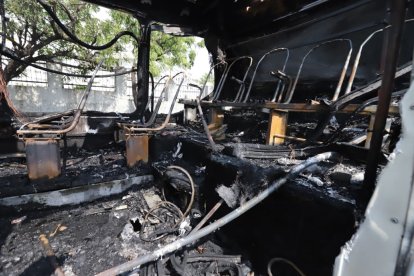 El interior del bus quedó bastante afectado.