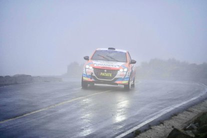 Al mando de su Renault Clio Rally 3, los ganadores Juan Guerrero y Edin Ríos.