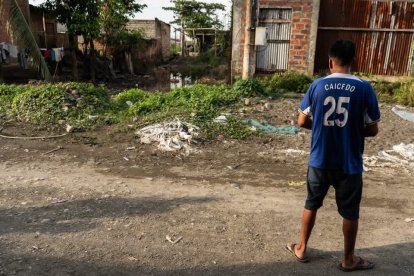 El hermano del fallecido durante su dramático relato.