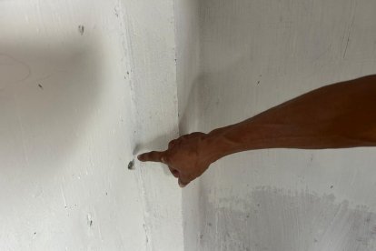 Rastros de los tiros en la vivienda de la víctima.