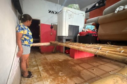 Con cañas arman tablados para colocar los enseres.