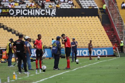 El juez Bryan Loayza presentó problemas en su intercomunicador.