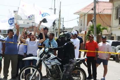 La esposa del alcalde de Guayaquil y un grupo de simpatizantes gritaban a favor de la libertad de la autoridad municipal
