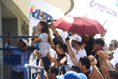 Fiorella Icaza, esposa del alcalde de Guayaquil, con gritos alentaba a su esposo para que todo salga bien.