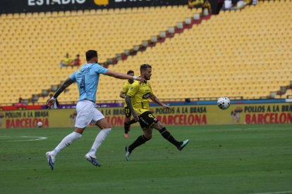 El Pipa Benedetto en acción ante la Universidad Católica.