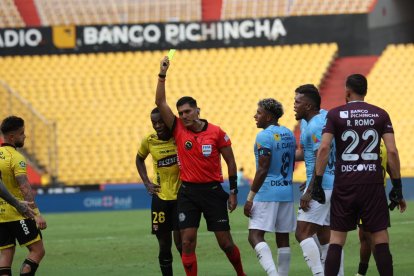 El juez central Bryan Loayza amonestó a Luis Cangá.