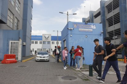 Familiares de los detenidos por los atentados se encontraban en los exteriores del Cuartel Modelo.