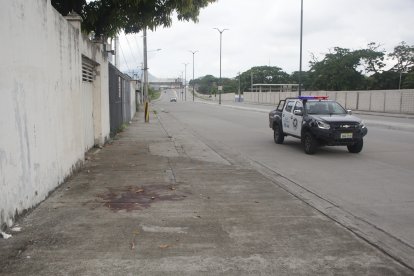 Un día después del hecho, aún se podían observar las huellas de la violencia que terminó con la vida de la mujer.