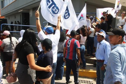 Simpatizantes se reúnen frente a la Unidad Judicial de La Libertad para expresar su apoyo al alcalde de Guayaquil, Aquiles Álvarez.