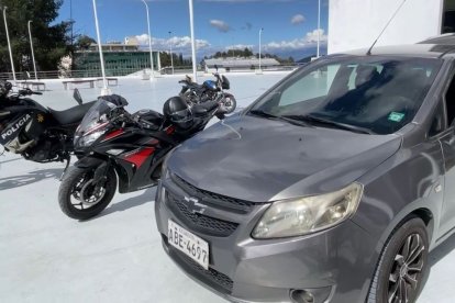 En estos vehículos se movilizaban los sospechosos.