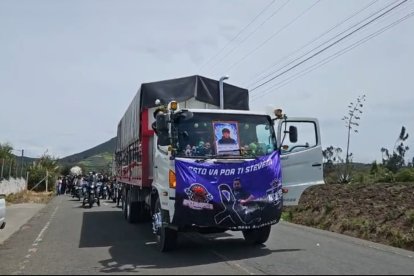 En Pelileo, Jefferson Moreno recibió un último adiós con banda de pueblo y una caravana de transportistas.