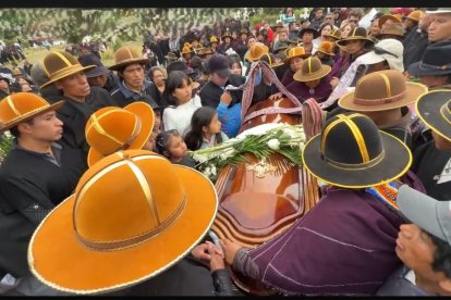 En Salasaka, el ataúd de Jessenia Masaquiza fue cubierto con chumbis y símbolos de su cultura ancestral.