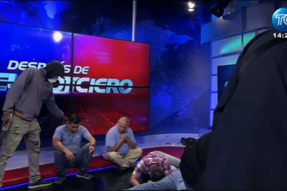 Encapuchados armados en el canal de televisión TC, en la ciudad de Guayaquil en Ecuador, cuando sometieron su personal
