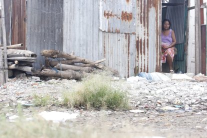 Una vecina reportó el hallazgo del cadáver en el estero Salado, generando alarma entre los moradores del sector