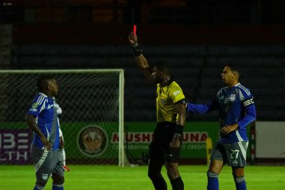 La expulsión de Miller Bolaños al minuto 37 condicionó el juego de Emelec.