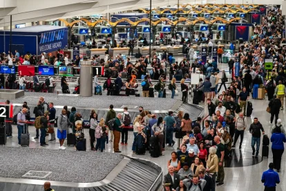 Pasajeros enfrentan largas esperas y retrasos en vuelos