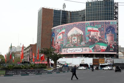 En las calles de Teherán, los ciudadanos luchan por salir a trabajar en medio de los bombardeos.