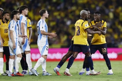 El volante del Chelsea Moisés Caicedo (d) fue expulsado en el último partido de Ecuador por las eliminatorias sudamericanas.