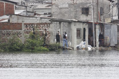 En el sitio, las unidades policiales allanaron algunas viviendas.