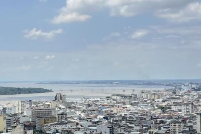 Desde la terraza del edificio El Fórum se observan distintos sectores de la ciudad, así como el río Guayas y el Estero Salado.