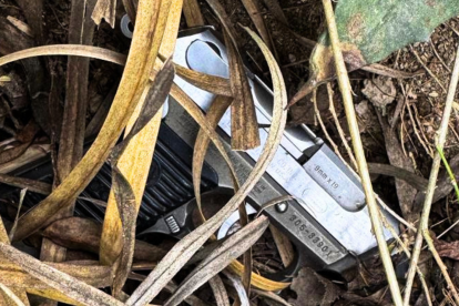 Una de las armas halladas por el Ejército en campo de tiro ilegal.