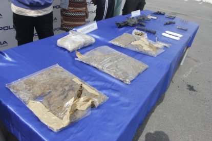 La Policía Nacional aseguró armas, droga y a los presuntos responsables durante los allanamientos nocturnos.