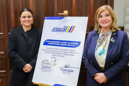 María José Pinto y Jekaterina Doródnova firmaron la carta de compromiso.
