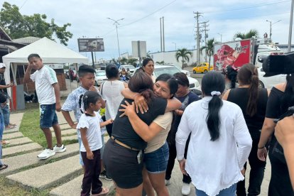 Emocionados y aliviados, los allegados de los náufragos se abrazan tras conocer la noticia.
