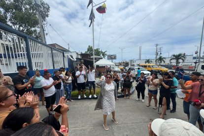 Personas reunidas en el Puerto de Manta aguardaban la noticia sobre el estado de los náufragos.