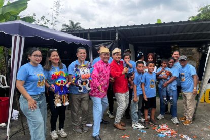 La familia se unió para festejarle el cumpleaños hasta con los Compadritos de Mi Recinto.
