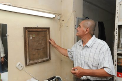 Washington observa el título de maestro peluquero que su padre obtuvo en 1968.