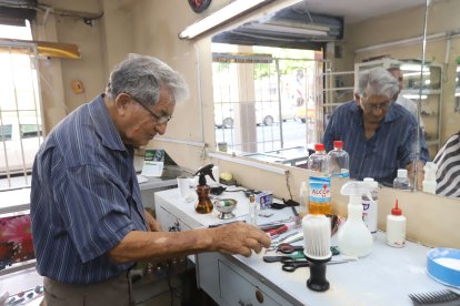 Don Jorge Barros mientras acomoda sus herramientas en La Violetera.