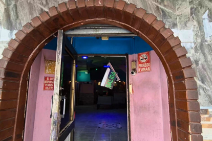 El bar Nikita permanece en pausa mientras su dueño enfrenta una fuerte caída en ingresos.