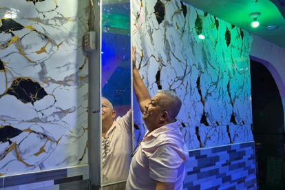 Ernesto Vásquez enfrenta la crisis en el bar Nikita con menos personal y sin clientes.