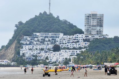 Turistas disfrutan de las playas de Same, uno de los principales destinos de Esmeraldas que recibirán a los pasajeros del crucero MS Artania.