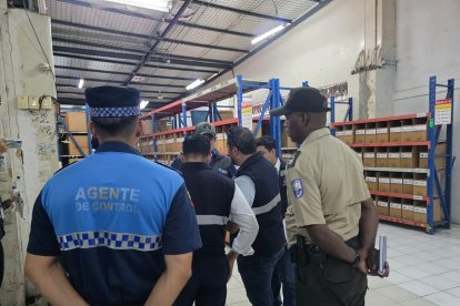Bodega clausurada en el corazón comercial de Guayaquil por falta de permisos y condiciones irregulares.