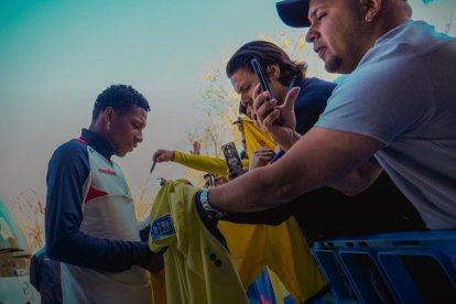 Gonzalo Plata firmó camisetas de hinchas de la Tri previo al partido ante Marruecos.