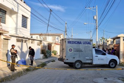 La policía efectúa las investigaciones en el lugar donde el taxista fue asesinado