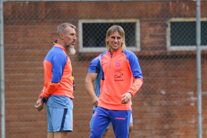 El DT Sebastián Beccacece (d) aprovechará los duelos amistosos para definir los seis cupos que faltan de cara al Mundial.