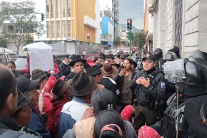 Comuneros intentaron ingresar a la Municipalidad del centro de Ambato, para estar presente en la socialización del PDOT y el PUGS 2033.