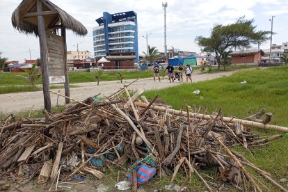 La acumulación de palizada dificulta el disfrute de los bañistas en plena temporada invernal.