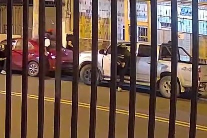 La tercera llegada de los policías al negocio, captada por cámaras de seguridad.