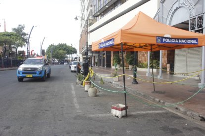 Policía y agentes recorren la zona de la Bahía tras el ataque armado que dejó un fallecido y tres heridos.