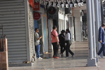Comerciantes observan con preocupación la avenida Malecón, donde se registró la balacera.