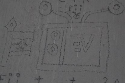 Entre triángulos, fechas y cruces, el mural muestra mensajes enigmáticos relacionados con guerras, tragedias y fenómenos extraterrestres.