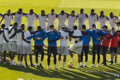 Los jugadores de la selección de Ecuador se abrazan durante un entrenamiento en Madrid, el 24 de marzo de 2026.